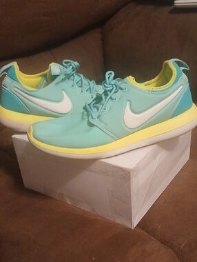 Nike Girls's Teal & Yellow Lightweight Running Sneakers